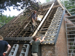 strodokken op schuur in Eerbeek